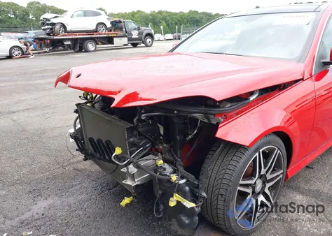 2015 Mercedes-Benz C 350 Sport 4Matic z USA, uszkodzony, nr VIN WDDGJ8JBXFG366290